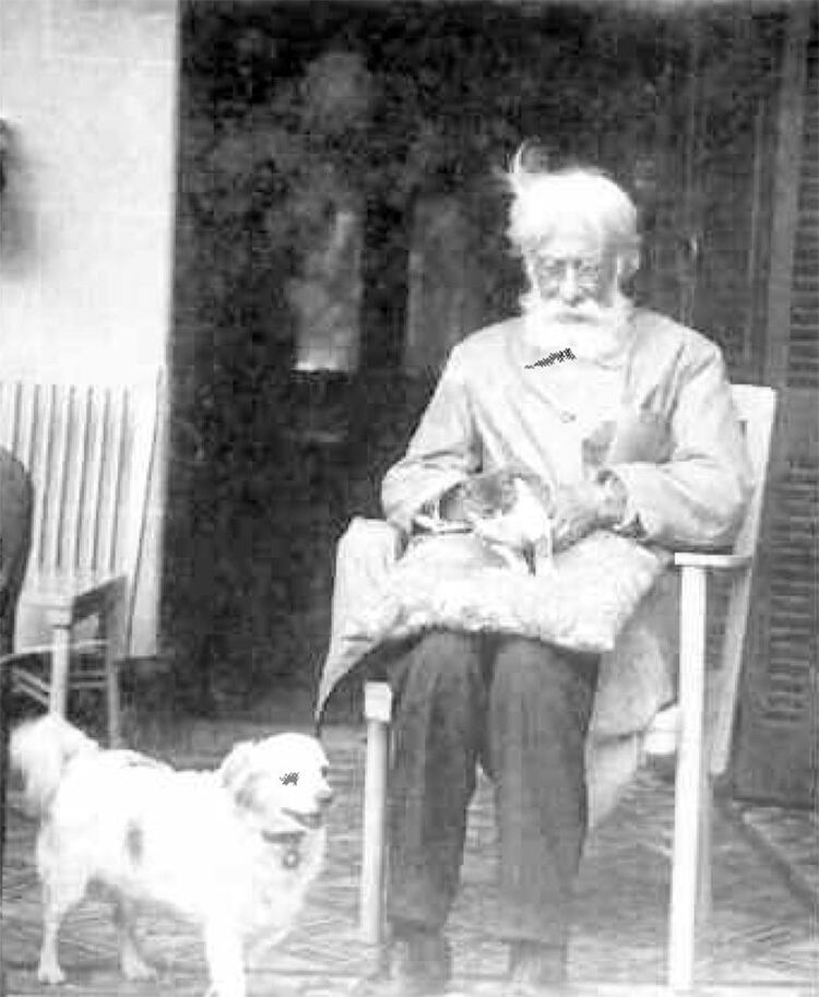 La última foto de Ignacio Albarracin. En el patio de su casa de Lomas de Zamora junto a uno de sus amados perros. (Gentileza Sara Albarracin)