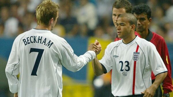 Kieron Dyer saludando a David Beckham, la gran figura de la Selección inglesa