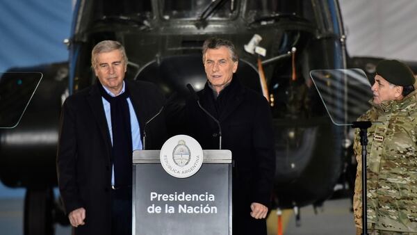El ministro de Defensa y el presidente Mauricio Macri, juntos durante el anuncio de la reforma de las FFAA en Campo de Mayo