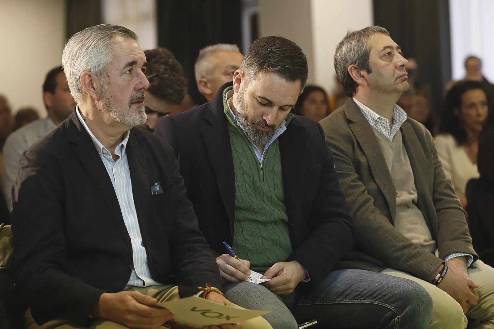 21/01/2024 El líder de Vox, Santiago Abascal (1i), y el presidente de Vox en Pontevedra y cabeza de lista en las municipales de Vigo, Álvaro Díaz-Mella López (c), durante la presentación de candidatos para las elecciones gallegas, en el Hotel Galicia Palace, a 21 de enero de 2024, en Pontevedra, Galicia (España). Abascal coincide hoy en Galicia con otros dos líderes estatales, el presidente del Gobierno, que se encuentra en la convención de su partido en A Coruña, y el líder del PP, que clausura la Interparlamentaria que los populares han organizado en Ourense.
POLITICA 
Adrián Irago - Europa Press
