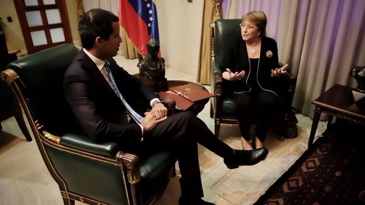 Juan Guaidó junto a Michelle Bachelet (@Presidencia_VE)