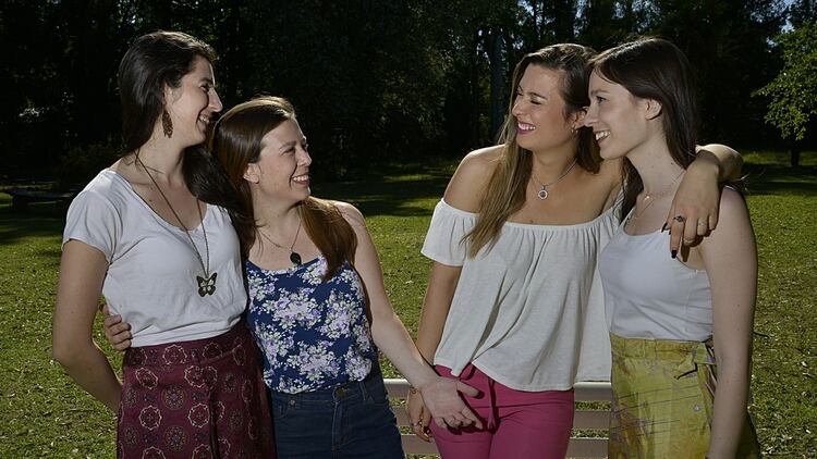 Una es todas, y todas somos una. Ana Laura (27 años, arquitecta) sueña con reformar la casa donde se criaron para construir allí un hogar que brinde refugio a niños abusados. Ludmila (20) vive con ella; estudia Profesorado de Inglés. Hace unos meses Valeria (24) pudo mudarse con unos primos, dejando atrás el techo compartido con Liliana; es acompañante terapéutica y cursa la licenciatura en Ciencias de la Educación. Una vez que se reciba de psicóloga, Cecilia (26) planea escribir un libro con lo que atravesó junto a sus hermanas (Foto: Gustavo Gavotti)