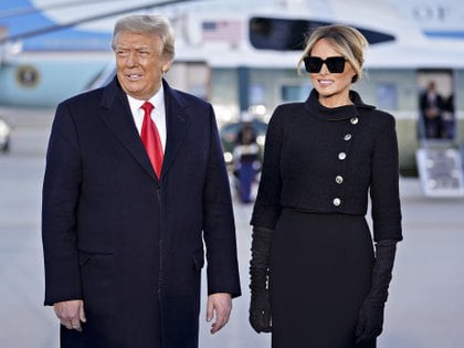 El presidente de los Estados Unidos, Donald Trump, y la primera dama, Melania Trump, durante la ceremonia de despedida en la Base de la Fuerza Aérea Andrews, Maryland, Estados Unidos, a 20 de enero de 2021 (Europa Press)
