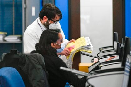 El gran temor del martes es que, dado que se espera que los resultados demoren más de lo habitual debido a la gran cantidad de votos por correo y votos anticipados, algunos candidatos reclamarán la victoria anticipadamente en línea.