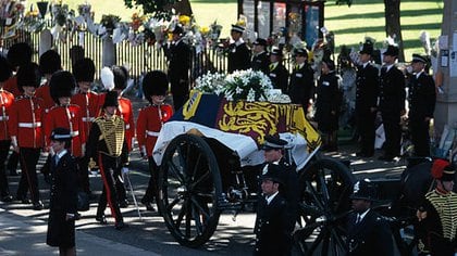 El recorrido del carruaje militar con el ataúd de Lady Di, algo similar ocurrirá con el Duqye de Edinburgo