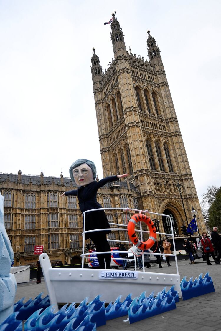 Activistas anti-Brexit del grupo de activismo global Avaaz participan en una manifestación con un simulacro de Titanic, ante el parlamento de Westminster en Londres el 15 de enero de 2019 (Reuters)