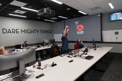 El lema "Atrévete a cosas poderosas" en la pared de una sala del Jet Propulsion Laboratory de NASA