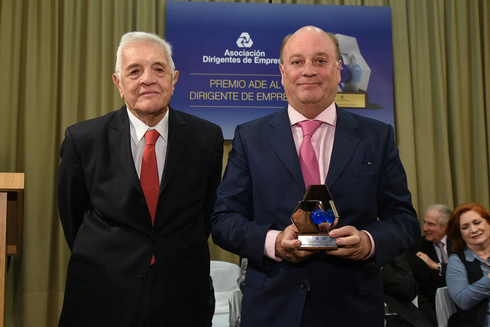 Jorge Castro, integrante del jurado, y Martín Cabrales, ganador en la categoría Comercio