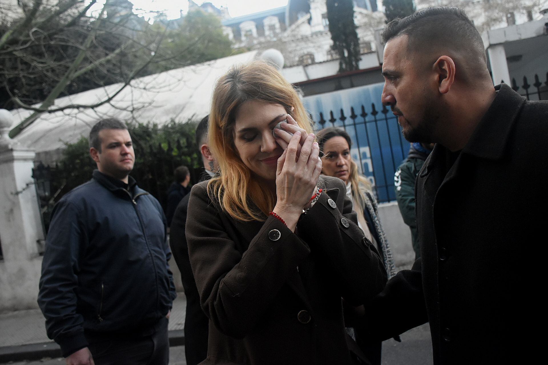 Lilia Lemoine, la candidata a diputada nacional de La Libertad Avanza, luego de ser rociada con nafta cuando intentaba ingresar a la Legislatura porteña (Foto/Nicolás Stulberg)