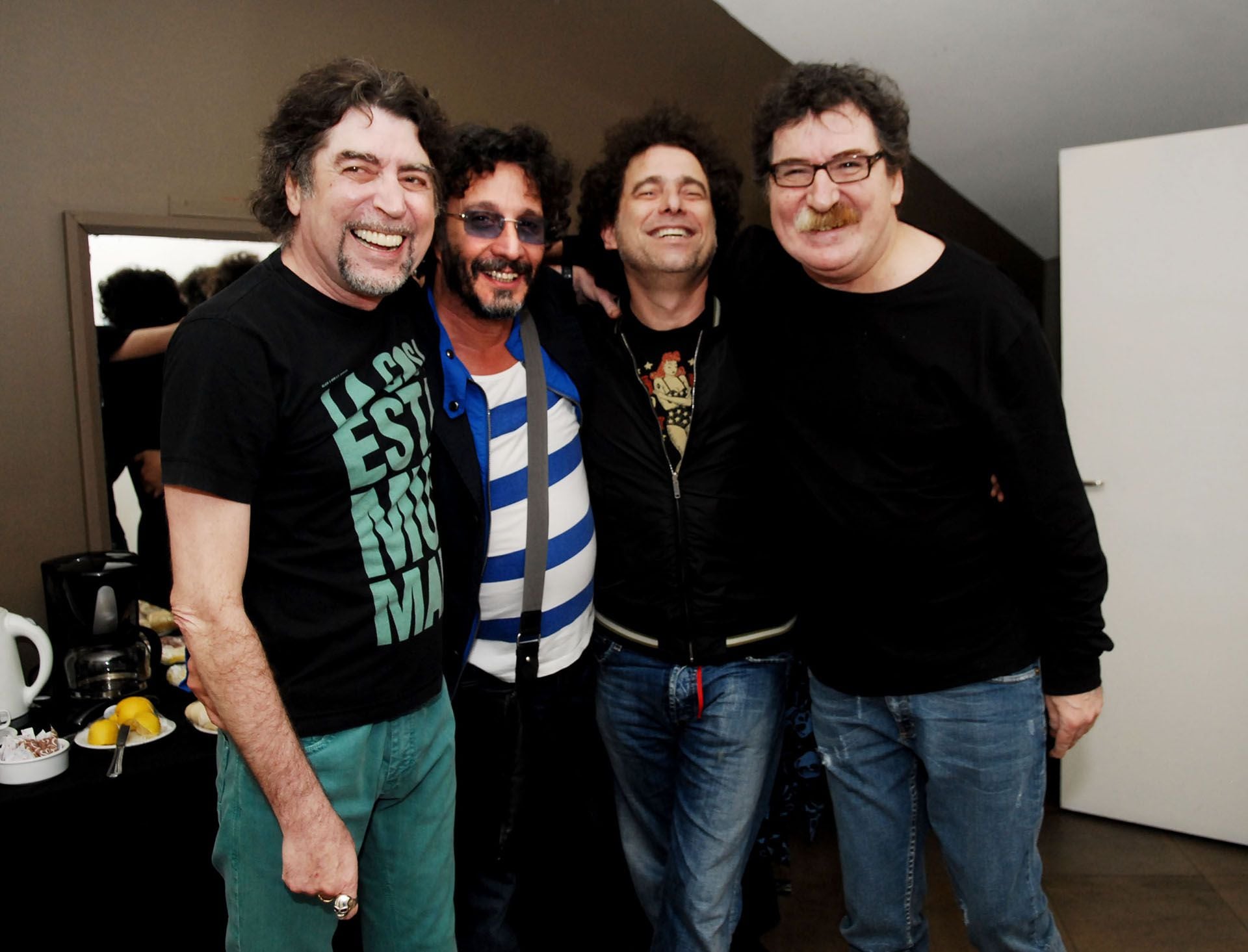 "Tocar con Charly es como salir de gira con los Stones", dijo Fito Páez. Acá, los dos con Joaquín Sabina y Andrés Calamaro (Foto: NA)