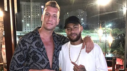 Maxi López y Neymar, en una foto de archivo; el astro brasileño también se habría contagio en las vacaciones que varios jugadores del PSG compartieron en España