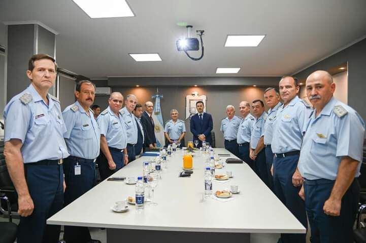 El ministro Luis Petri visitó el edificio Cóndor de la Fuerza Aérea Argentina donde se reunió con el Jefe del Estado Mayor BG Xavier Julián Isaac y firmó el acta de visitas por primera vez (Ministerio de Defensa)