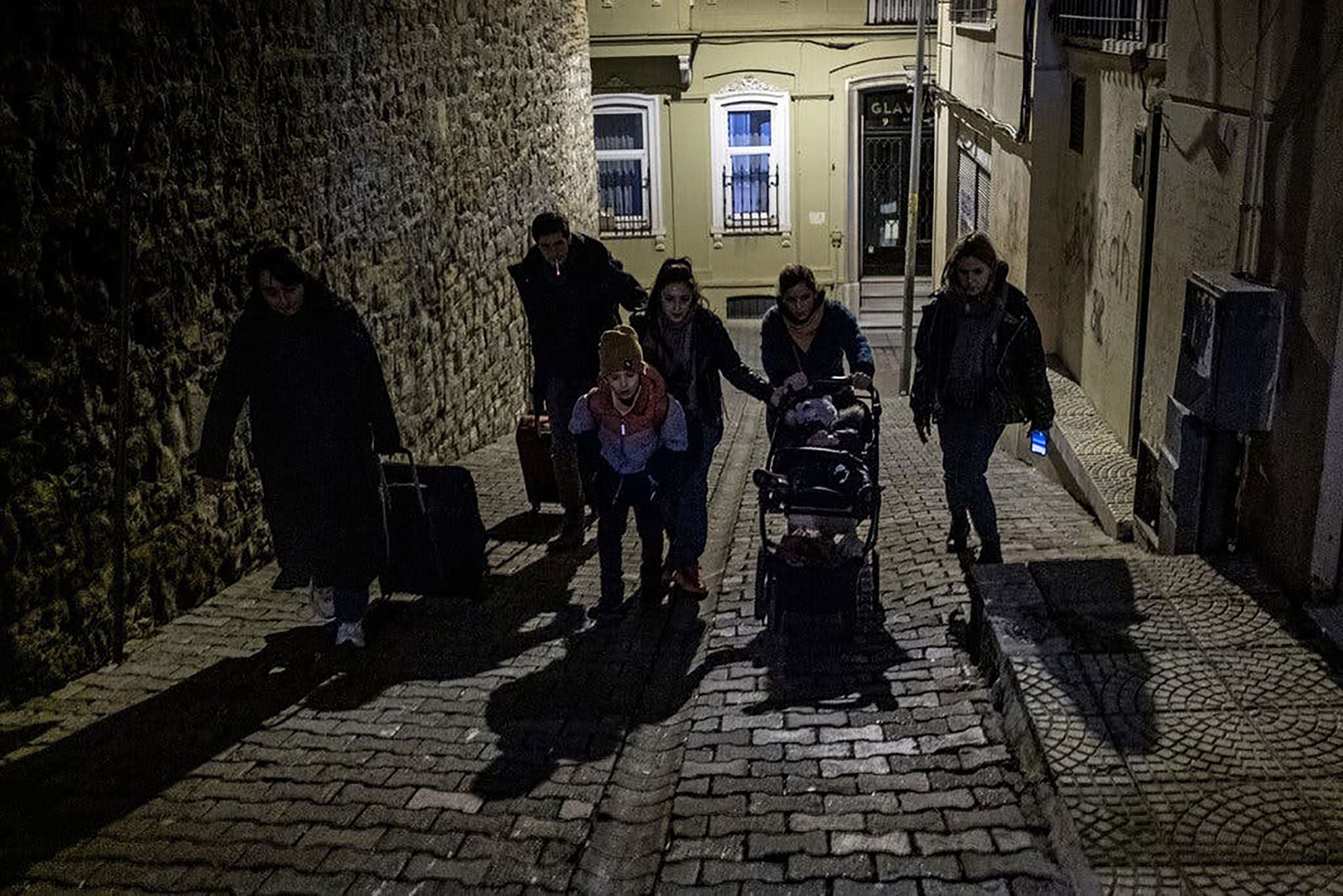Periodistas de TV Rain, canal ruso independiente que se vio obligado a cerrar en marzo, acompañados de familiares y un amigo tras huir a Estambul (Sergey Ponomarev para The New York Times)