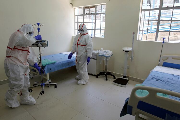 Médicos en Nairobi, Kenya preparan habitaciones especialmente equipadas para atender pacientes con coronavirus. REUTERS/Njeri Mwangi/File Photo