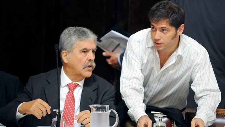 Julio De Vido y Axel Kicillof en el plenario de comisiones del Senado cuando se comenzó a analizar el proyecto de ley enviado por el Poder Ejecutivo por la expropiación de acciones de YPF (NA)