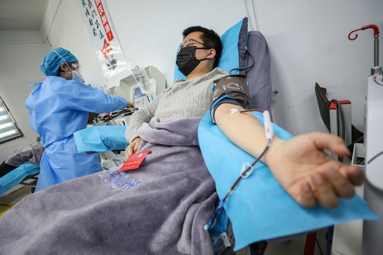 Un médico que se recuperó del coronavirus dona plasma (AFP)
