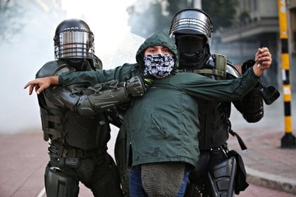 La policía antidisturbios detiene a un manifestante durante una protesta durante una huelga nacional.  REUTERS / Luisa González