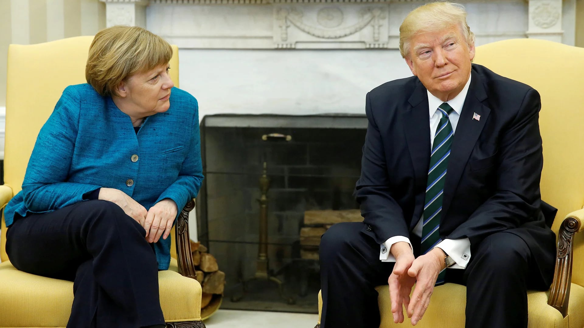 El tenso momento en que le negó el apretón a la canciller alemana, Angela Merkel, tras la difícil reunión del 17 de marzo (Reuters)