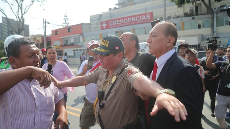 Simpatizantes apristas y opositores se enfrentan afuera del hospital Casimiro Ulloa, donde fue trasladado el ex presidente peruano Alan García (EFE/ Ernesto Arias)