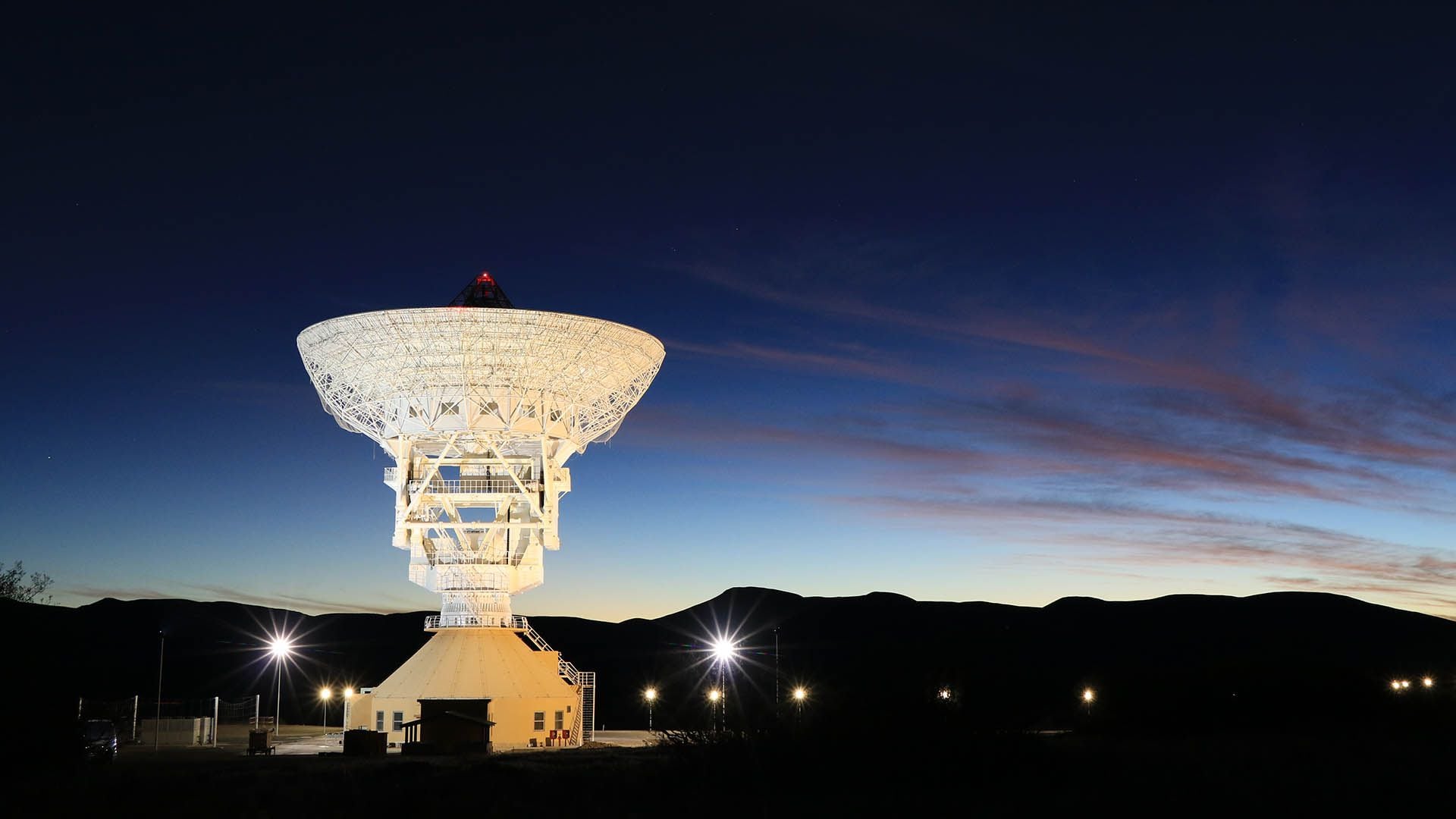 Una foto nocturna de la estación de observación ubicada en el medio de la Patagonia  