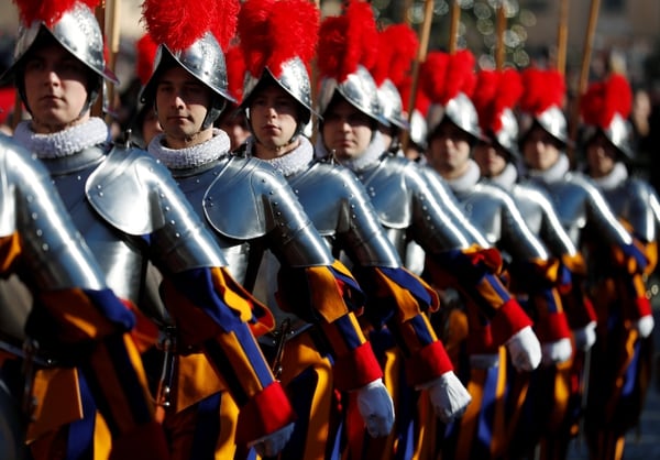 Miembros de la Guardia Suiza marchando en la Plaza San Pedro, en el Vaticano, en el Día de Navidad y a la espera del mensaje del Papa Francisco (Reuters)