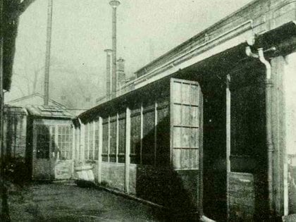 El galpón que los Curie usaban para sus trabajos: un gran patio contiguo al laboratorio. Este ambiente está fielmente reconstruido en el film