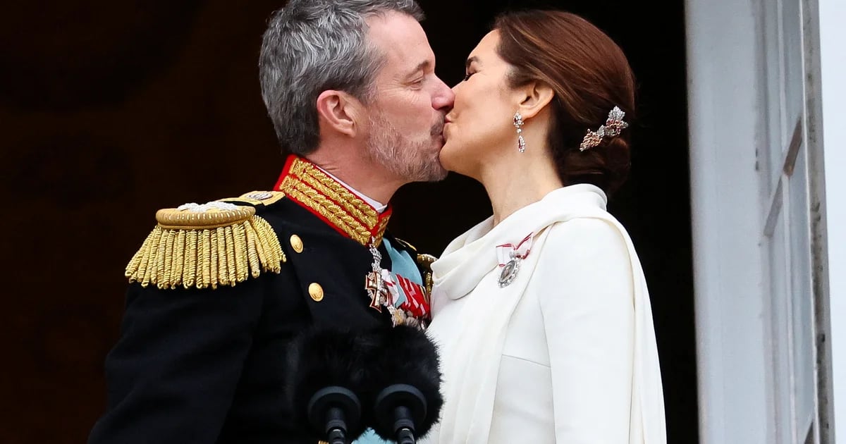 Denmark celebrates Frederick's proclamation: greeting the new king and a passionate kiss