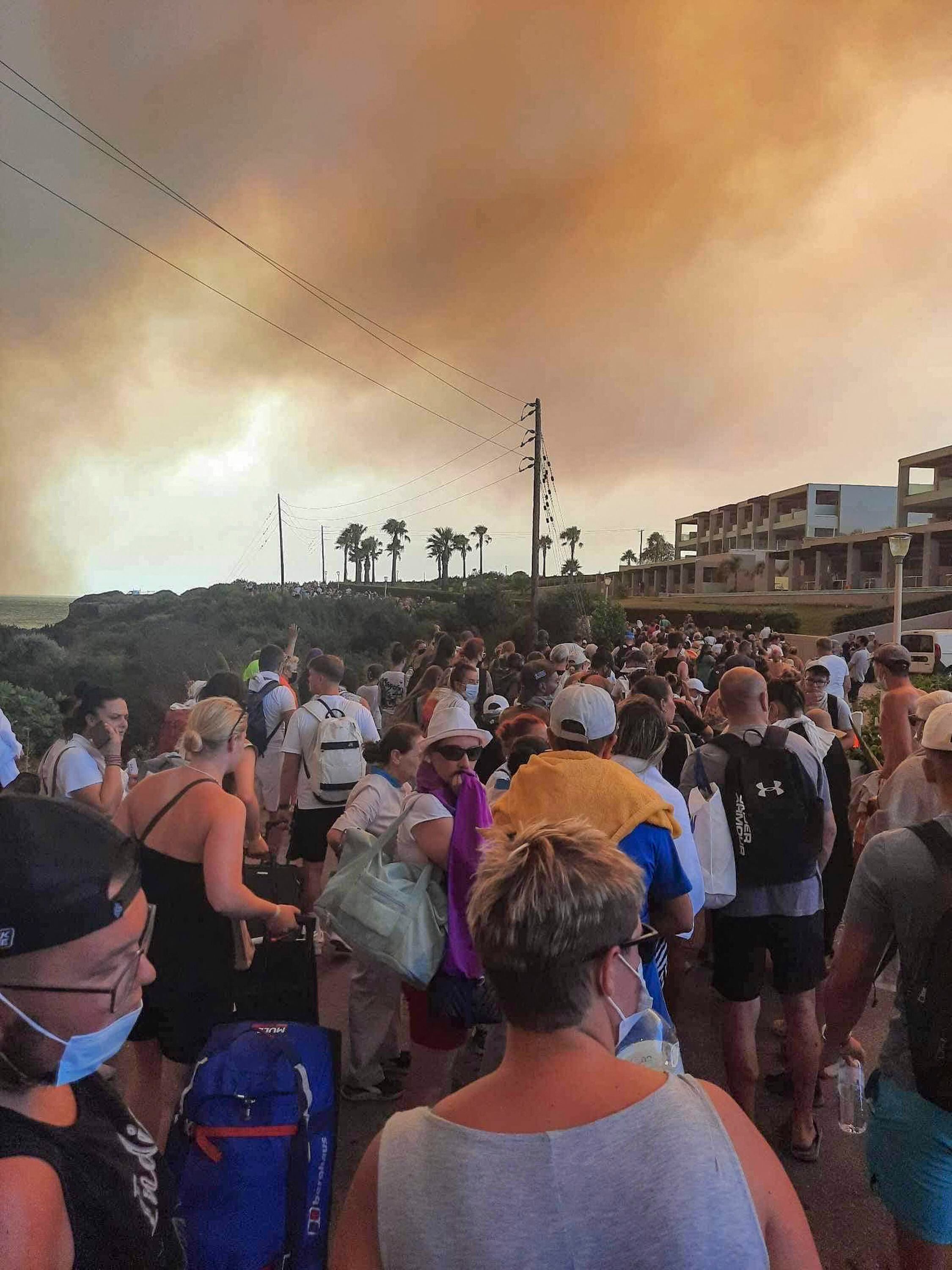 La masiva evacuación de turistas (UGC/AFP)
