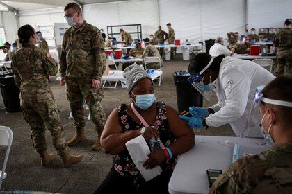 Más de 62 millones de norteamericanos ya fueron vacunados contra el coronavirus (REUTERS/Marco Bello)