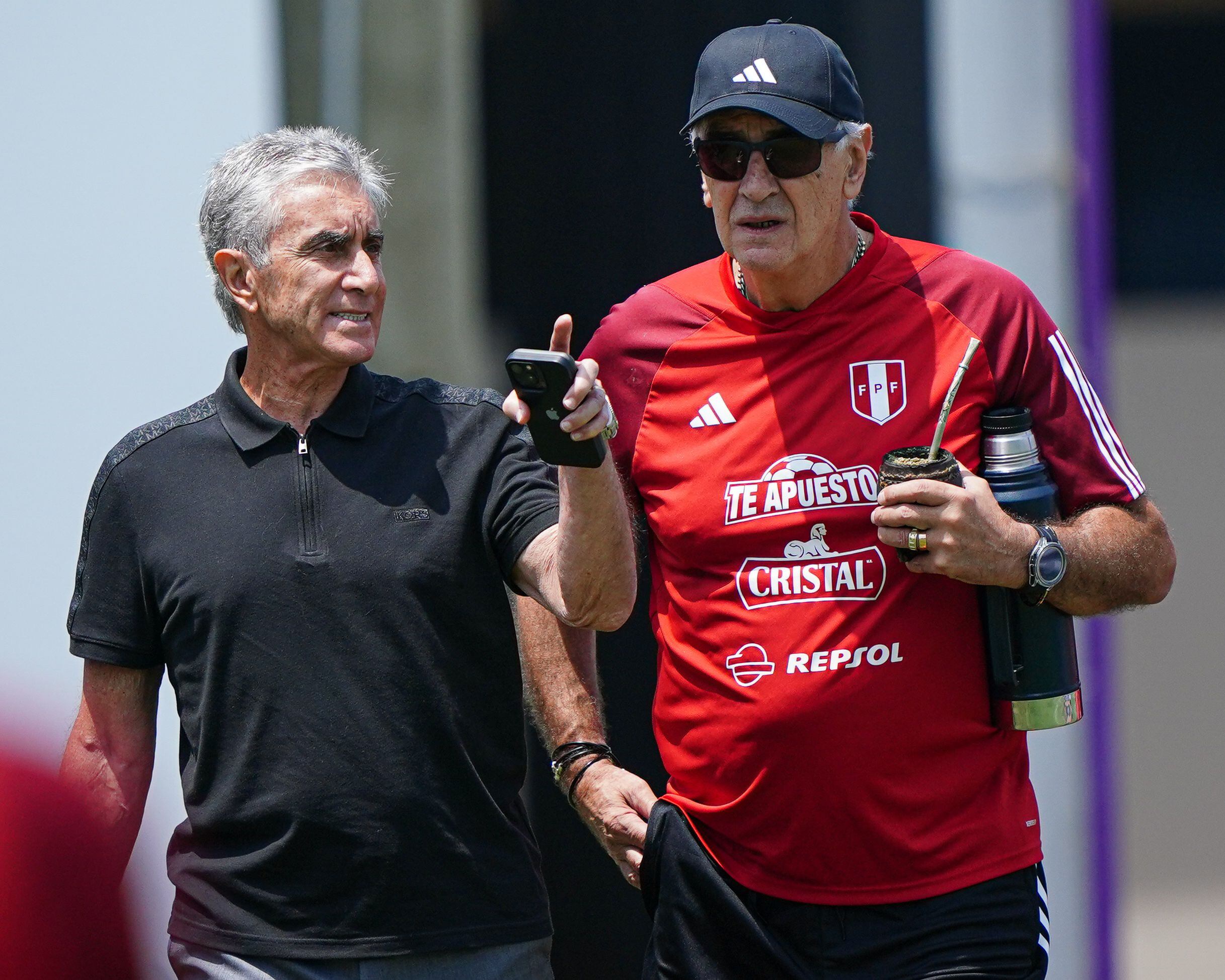 Juan Carlos Oblitas junto a Jorge Fossati en el primer entrenamiento del uruguayo en La Videna.