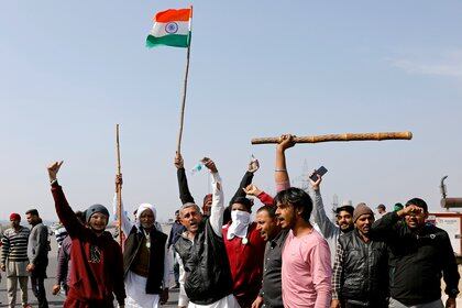 Agricultores protestan contra las leyes agrícolas en una carretera en las afueras de Nueva Delhi, India, el 6 de febrero de 2021. REUTERS / Adnan Abidi