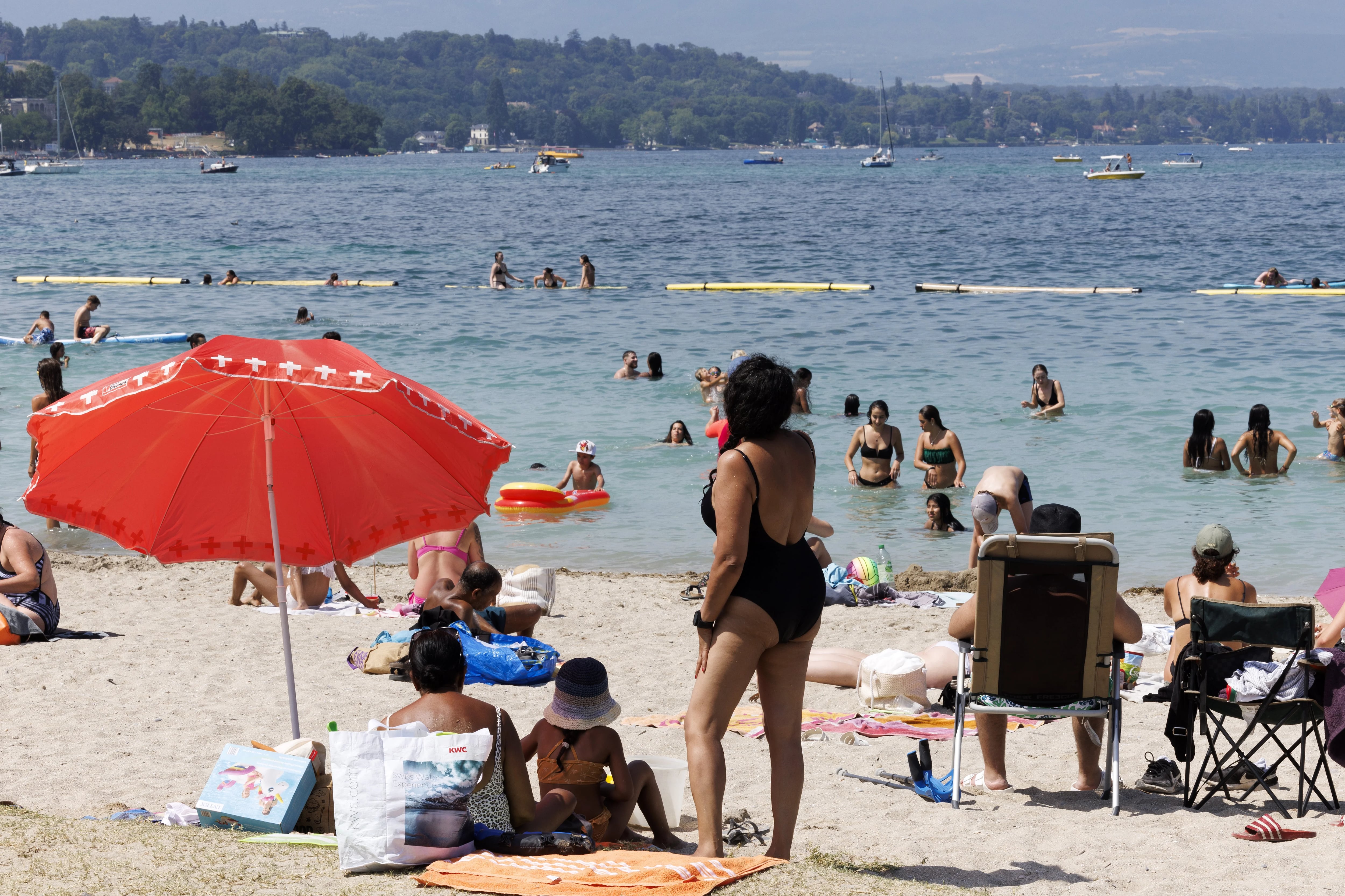 Las playas de Geneva, Suiza, llenas de gente
