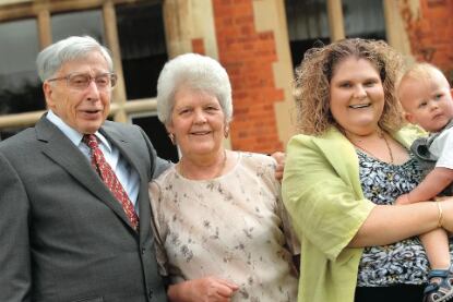 Louise al cumplir 30 años, junto a Robert Edwards –el médico que posibilitó la hazaña de 1978– y Lesley, su mamá