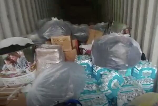 Al menos 10 contenedores con donaciones quedaron abandonados en San Juan. (Radio Isla)