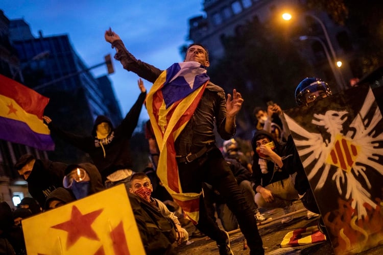 Las masivas protestas que tomaron las calles de Barcelona el mes pasado por el falló contra los líderes del proceso independentista han sido uno de los temas centrales de la campaña (AP Photo/Bernat Armangue)