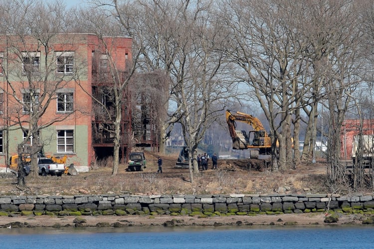 Trabajadores en Hart Island, el antiguo emplazamiento de una prisión que la ciudad de Nueva York considera como lugar de enterramiento temporal de las víctimas de COVID-19 (REUTERS/Brendan Mcdermid)