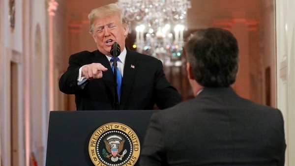 Donald Trump advirtiendo al corresponsal Jim Acosta para que no haga más preguntas (Reuters)