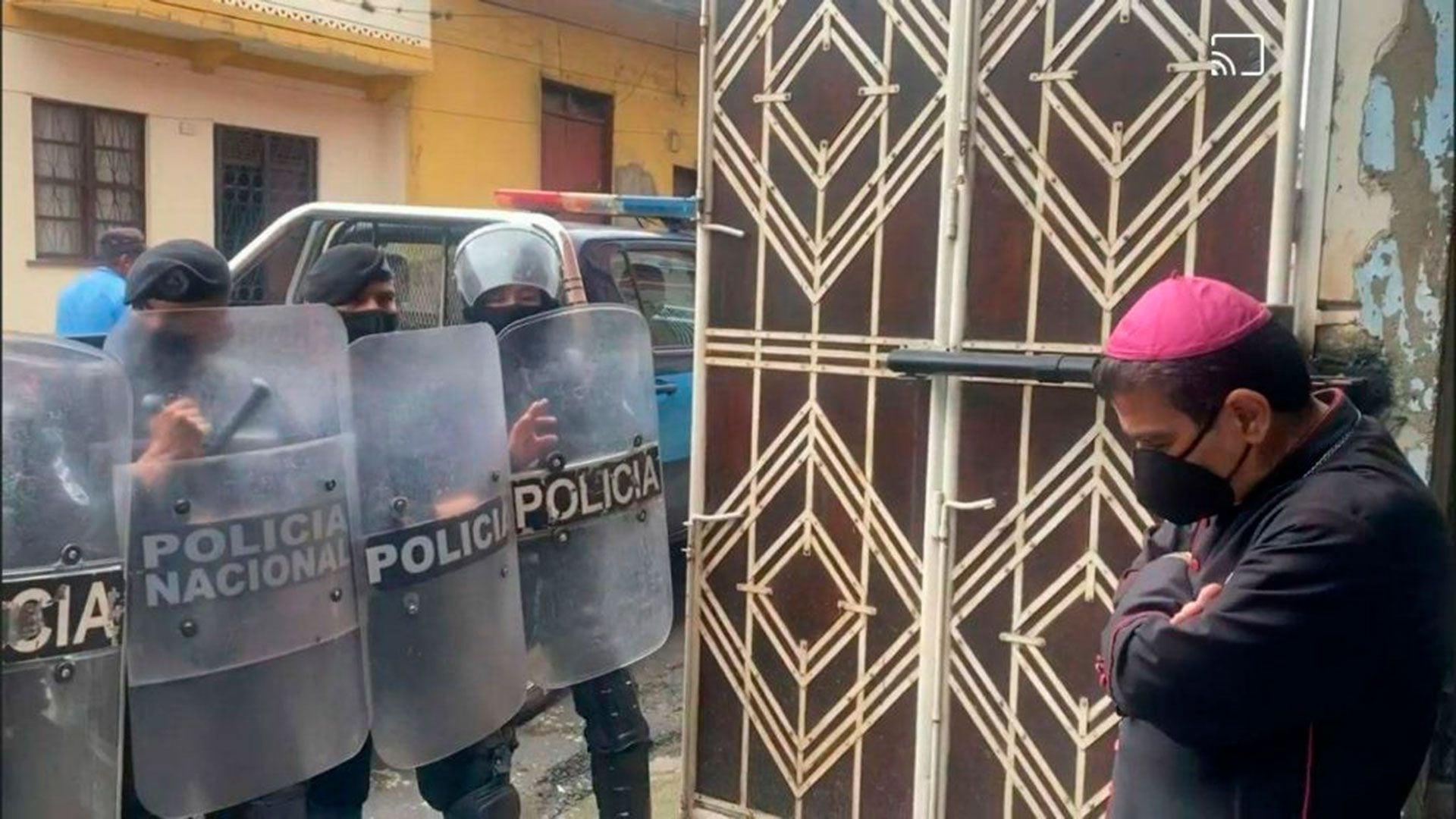 Policías antimotines impidieron que monseñor Rolando Álvarez saliera de su casa a oficiar una misa (Foto: Diócesis de Matagalpa)
