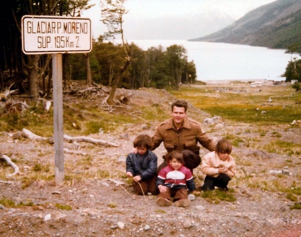 Junto a tres de sus hijos en unas vacaciones en el Perito Moreno, 1981