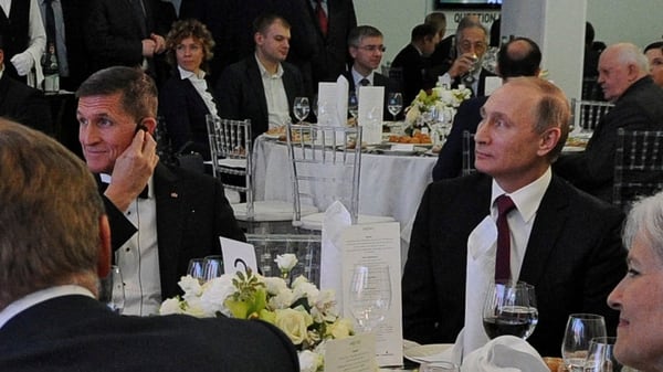 Michael Flynn con el presidente ruso Vladimir Putin en un evento del canal oficialista ruso “Russia Today”. En esa cena también participó la cadidata independiente Jill Stein.
