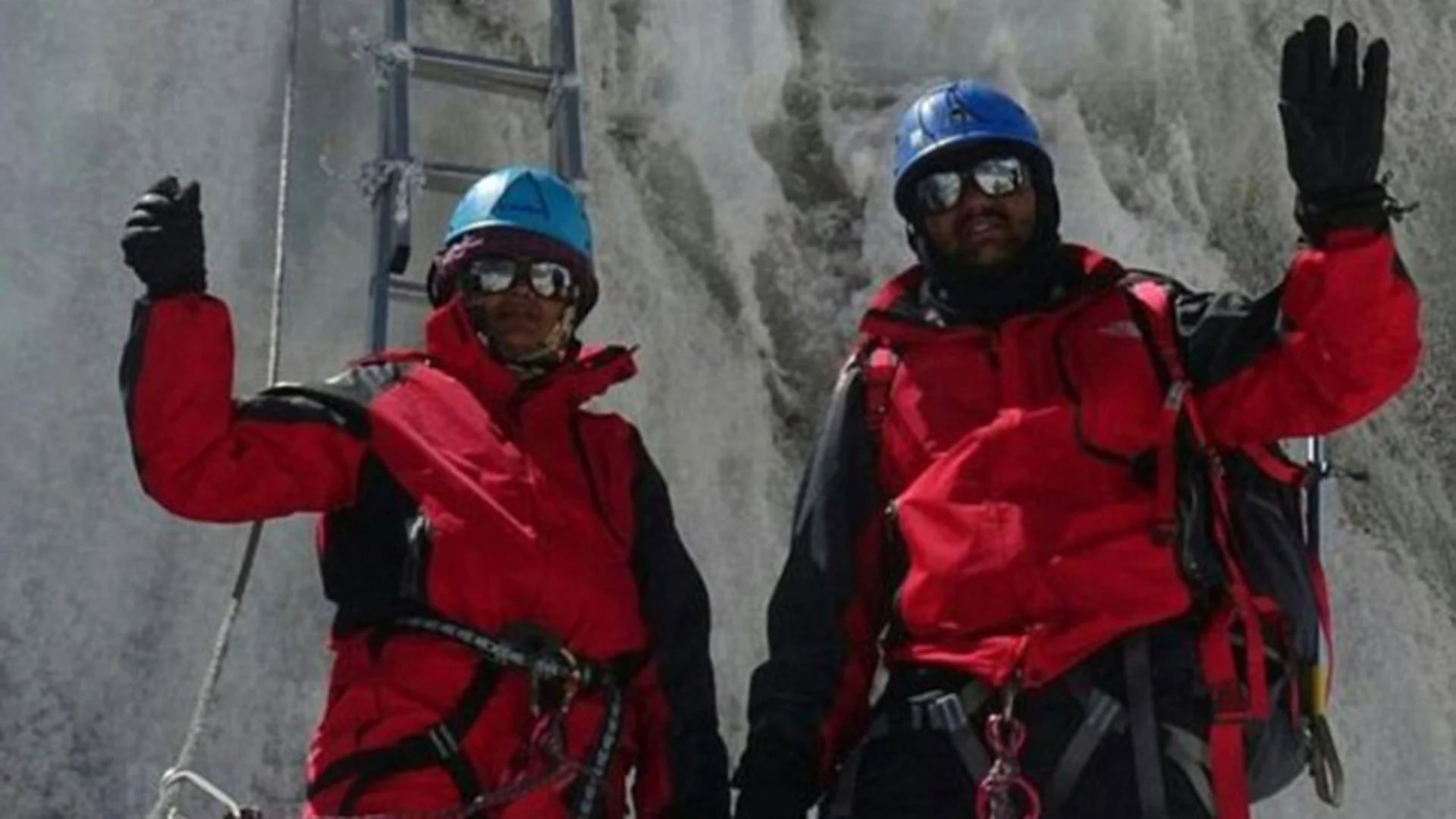 Una imagen de los Rathod durante su ascenso al Everest. Están vestidos completamente diferente del momento en que hicieron cumbre, un dato no menor para los expertos montañistas
