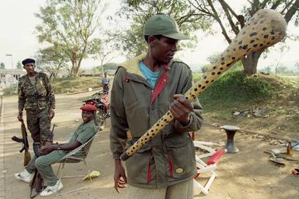 Un soldado del Frente Patriótico Ruandés examina un palo cubierto de clavos, una de las armas utilizadas por los genocidas en las zonas rurales (Reuters)