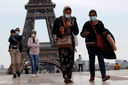 Personas con mascarillas caminan por el sector de Trocadero de París, con la Torre Eiffel de fondo. REUTERS/Gonzalo Fuentes