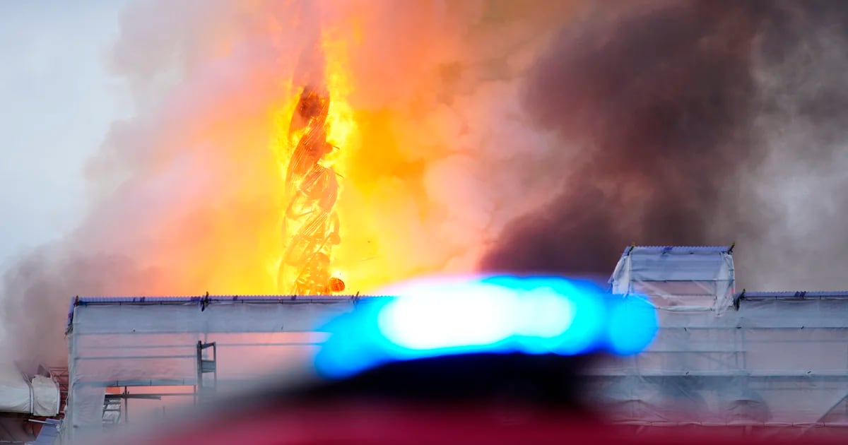 Ein Brand in einem der ältesten Gebäude Kopenhagens hat den Turm zum Einsturz gebracht