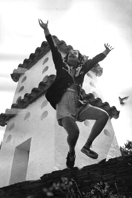 Salvador Dali en el techo de su casa de Cadaques en la Costa Brava española (Charles Hewitt/Getty Images)