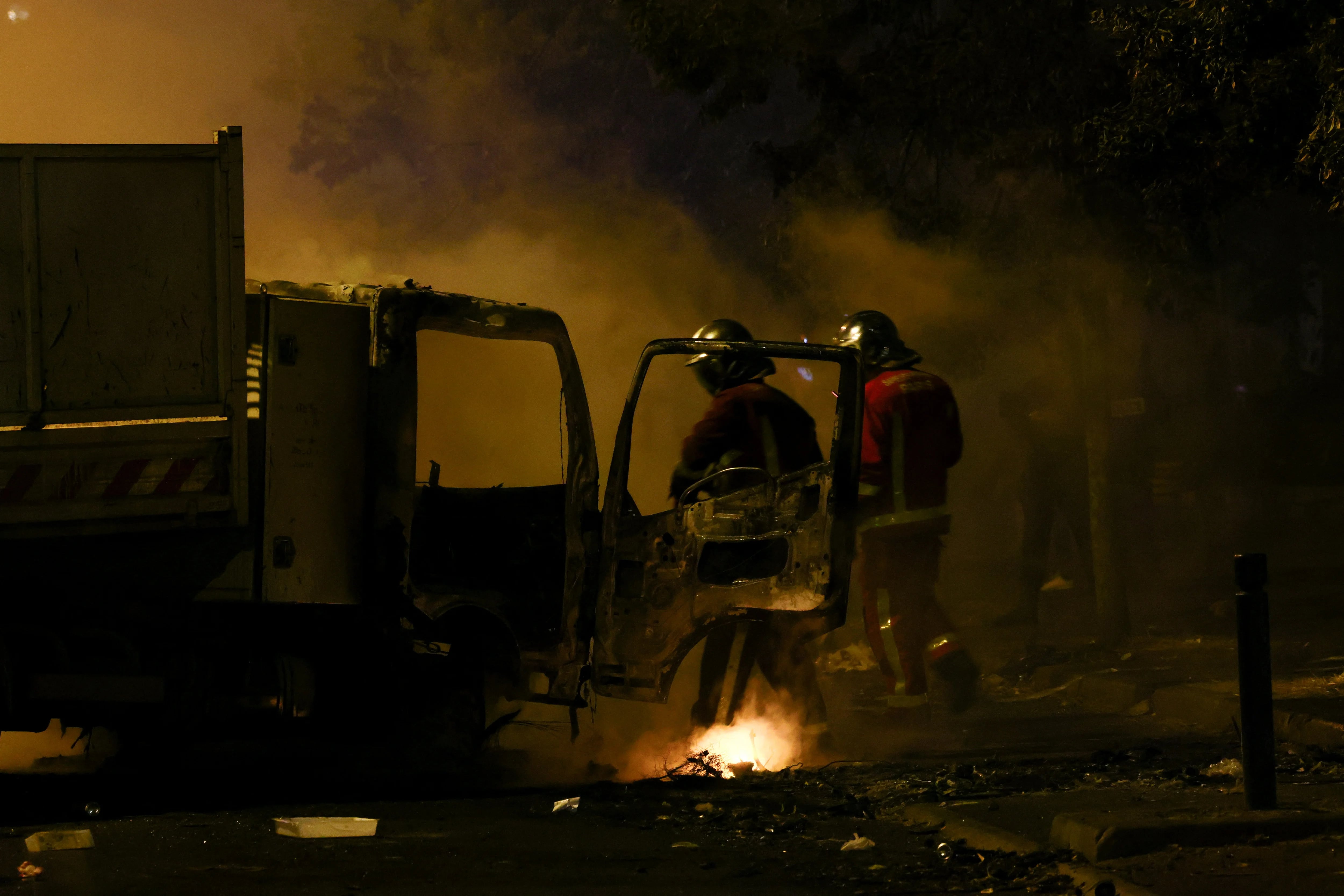 Bomberos apagan un camión prendido fuego por manifestantes en Nanterre (REUTERS/Yves Herman)