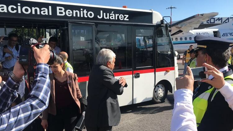 El presidente mexicano viaja como otro pasajero más. (Foto: Cuartoscuro)