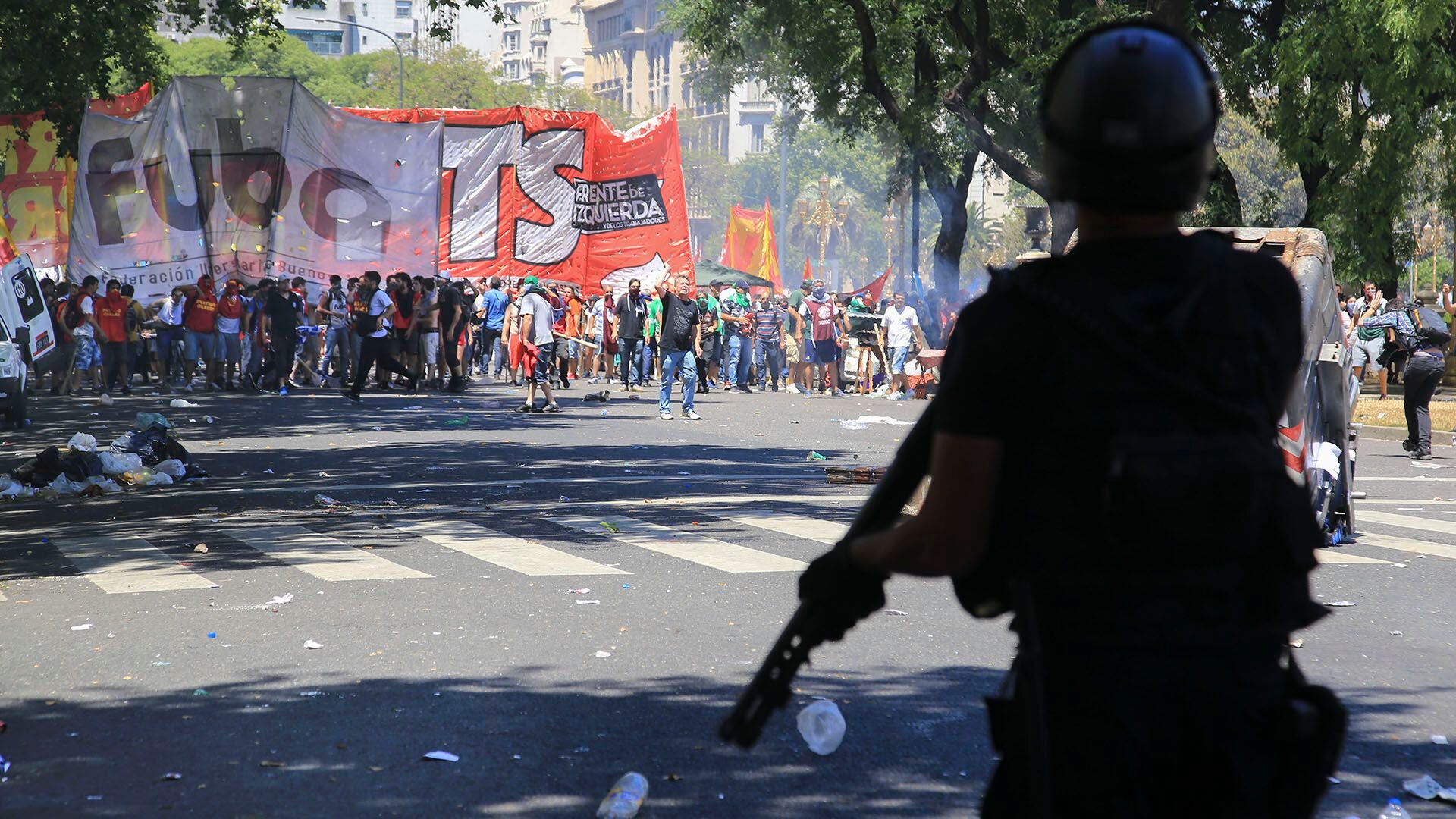 En 2017 los manifestantes protestaron de manera violenta contra la Reforma Previsional que impulsaba el Gobierno de Mauricio Macri Foto NA: DAMIAN DOPACIOzzzz