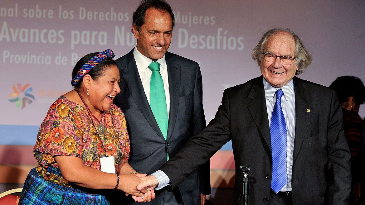 Pérez Esquivel junto a Rigoberta Menchú -la activista guatemalteca que también fue Nobel de La Paz- y Daniel Scioli en Mar del Plata
