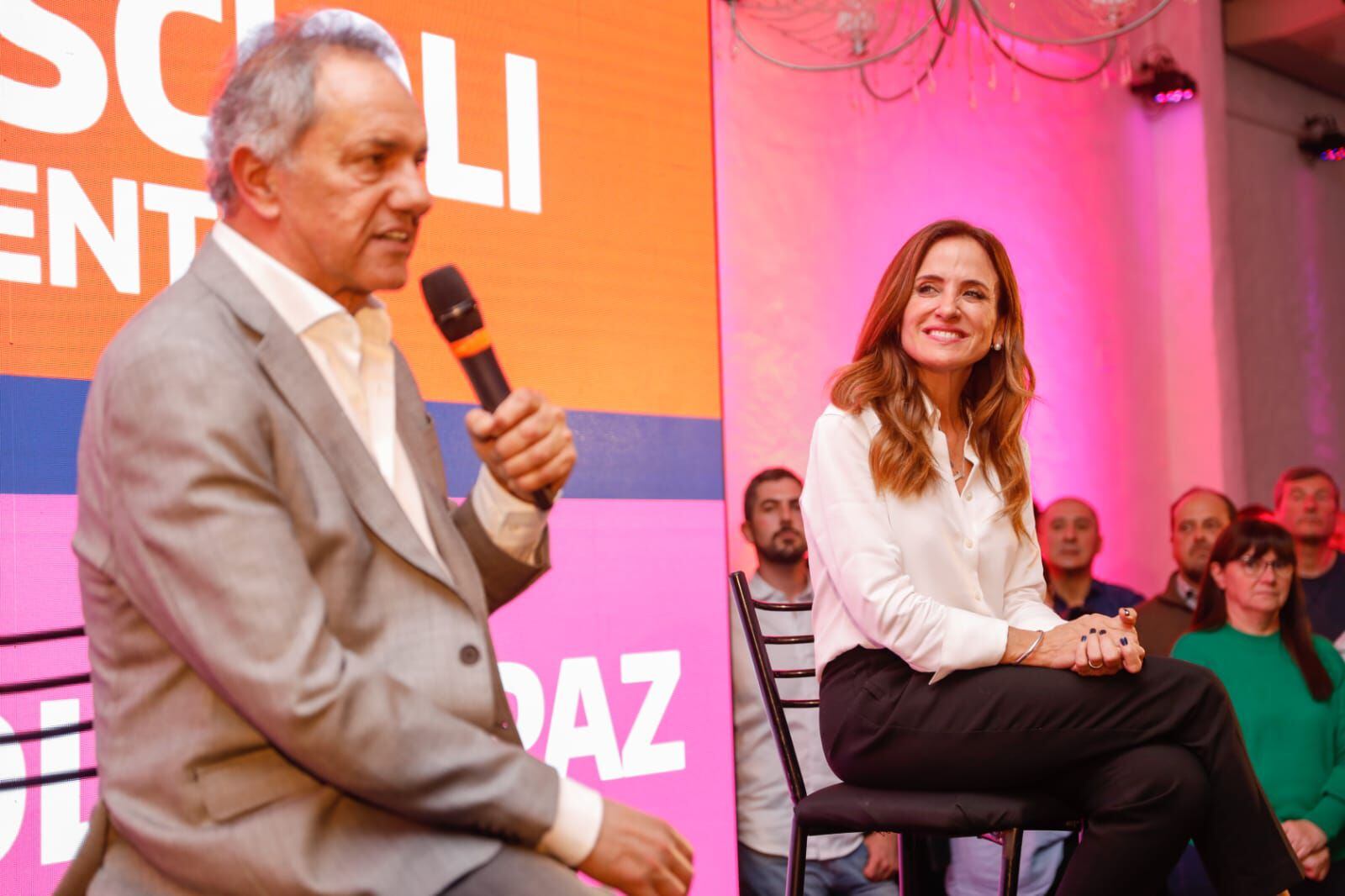 Daniel Scioli y Victoria Tolosa Paz, coincidieron en un acto en la provincia de Buenos Aires. Él busca su precandidatura a presidenta, en tanto que ella desea competir por la gobernación